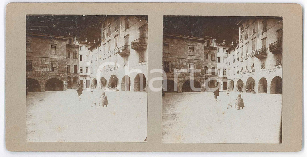 Settembre 1913 RIVA DEL GARDA (TN) Piazza Benacense *Foto stereoscopica ANIMATA Fotografia stereoscopica d'epoca, su cartoncino rigido.Didascalia manoscritta al verso in lingua tedesca. GOOD/buono  Formato: 18x9 cm originale e autentica 1