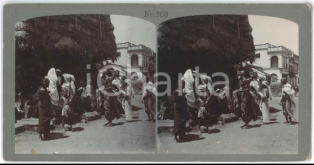 1900 ca CEYLON / SRI LANKA (?) Street view - ETHNIC Stereoview n° 203  Fotografia stereoscopica d'epoca.EDITORE: International Stereoscope Association - Japan  GOOD/buono  Formato: 18x9 cm originale e autentica 1