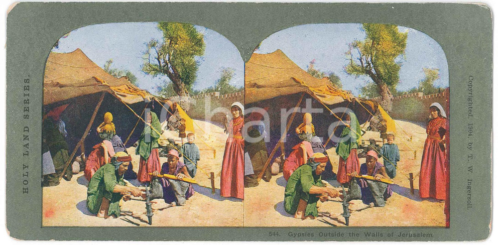 1904 JERUSALEM Gypsies outside the Walls *Stereoview HOLY LAND Series 544 Fotografia stereoscopica d'epoca, su cartoncino morbido.EDITORE:  T. W. Ingersoll  GOOD/buono  Formato: 18x9 cm originale e autentica 1