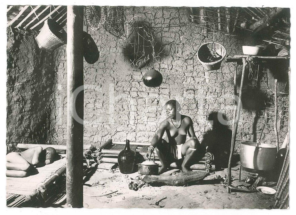 1970 ca CONGO Intérieur de hutte TOPOKE - Carte postale ETHNIC NUDE  Cartolina postale d'epoca, non viaggiata. GOOD/buono  Formato: 15x10 cm originale e autentica 1