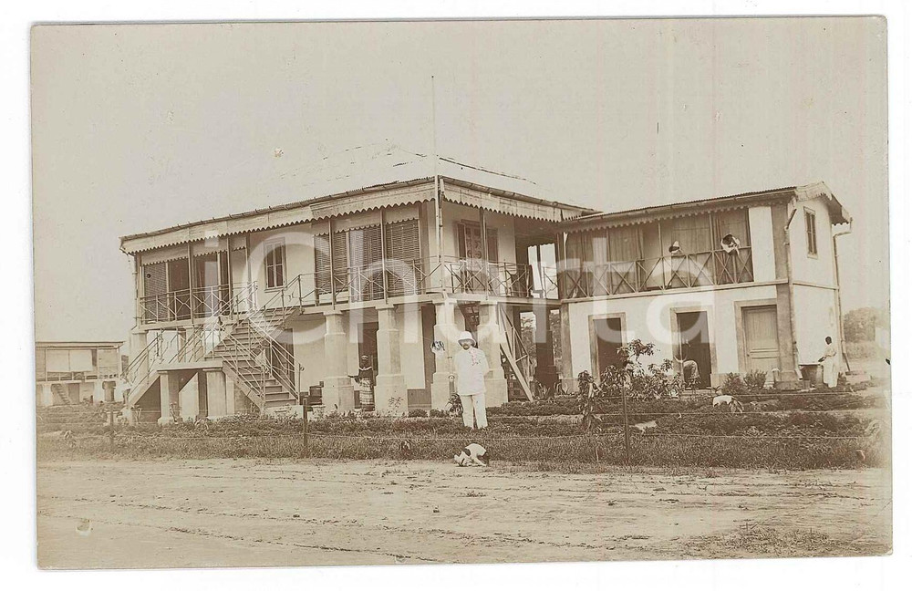 1940 ca CONGO BELGE Colon dans sa villa - Photo ANIMEE 14x9 cm  Fotografia d'epoca. FAIR/discreto difetti di stampa; piegatura angolare Formato: 14x9 cm originale e autentica 1