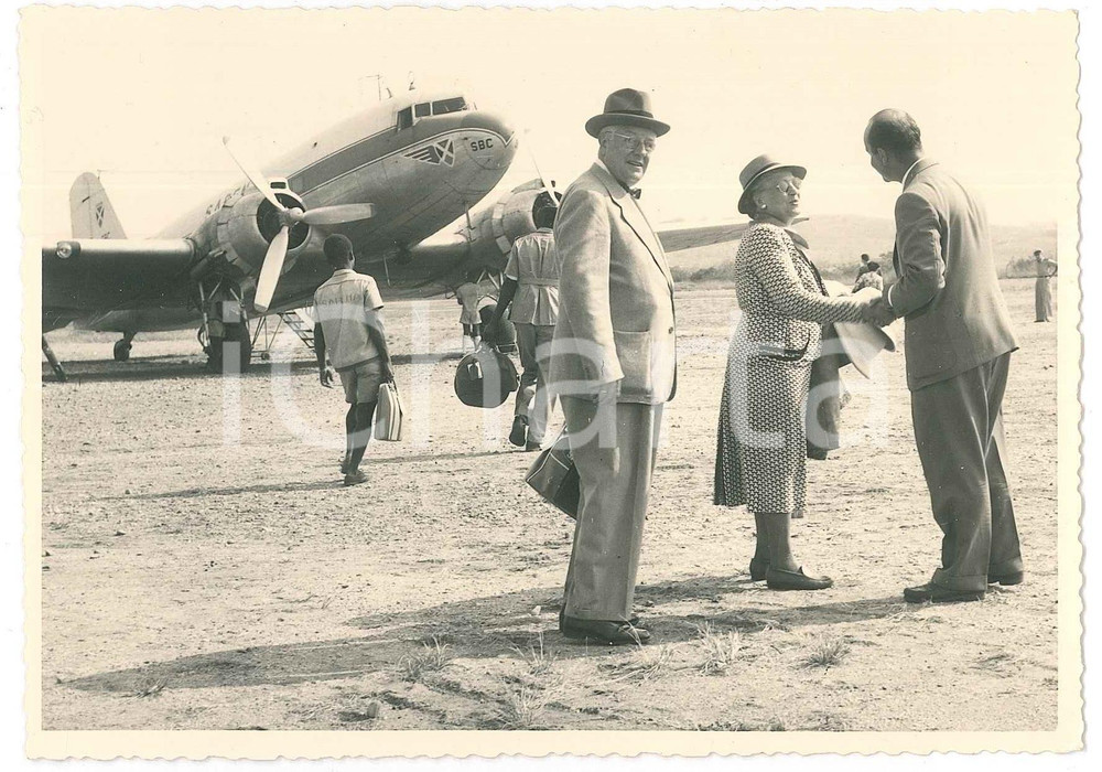 1956 CONGO Aéroport ALBERTVILLE /KALEMIE Colons au départ - Photo 15x10 cm  Fotografia d'epoca, in formato cartolina postale, con didascalia al verso. GOOD/buono  Formato: 15x10 cm originale e autentica 1