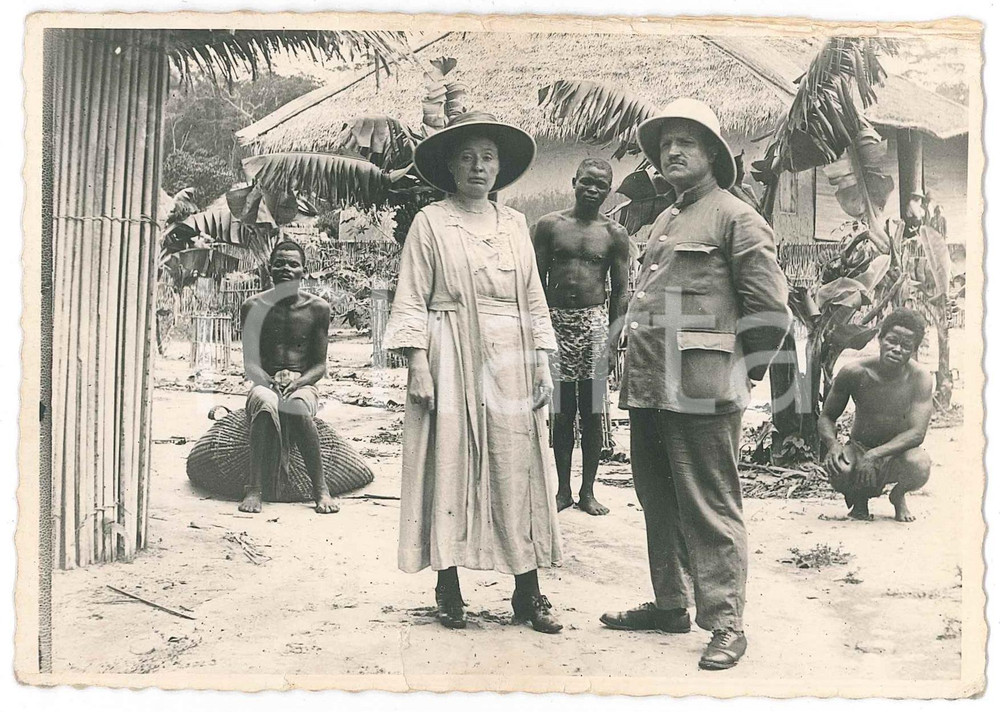 1950 ca CONGO BELGE Colons dans un village - Photo 15x10 cm  Fotografia d'epoca, in formato cartolina postale, con didascalia al verso. POOR/danneggiato lieve piegatura al lato superiore Formato: 15x10 cm originale e autentica 1