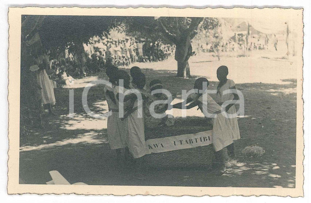 1936 CONGO BELGE Cérémonie coloniale - Fillette dans un grand panier ^Photo 14x9  Fotografia d'epoca, in formato cartolina postale, con didascalia manoscritta al verso. GOOD/buono  Formato: 14x9 cm originale e autentica 1