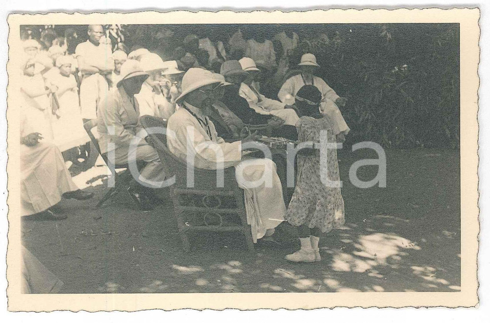 1936 CONGO BELGE Cérémonie coloniale - Dons pour les pères - Photo 14x9 cm  Fotografia d'epoca, in formato cartolina postale, con didascalia manoscritta al verso. GOOD/buono  Formato: 14x9 cm originale e autentica 1