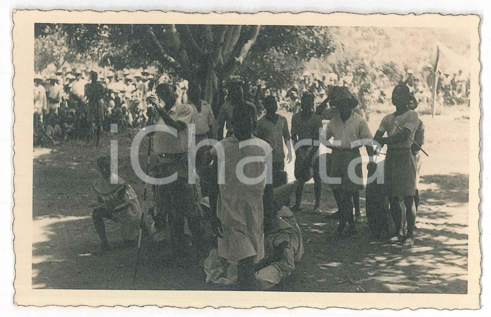 1936 CONGO BELGE Chef de danse avec ses tambours et ses pierrots - Photo 14x9 cm  Fotografia d'epoca, in formato cartolina postale, con didascalia manoscritta al verso. GOOD/buono  Formato: 14x9 cm originale e autentica 1