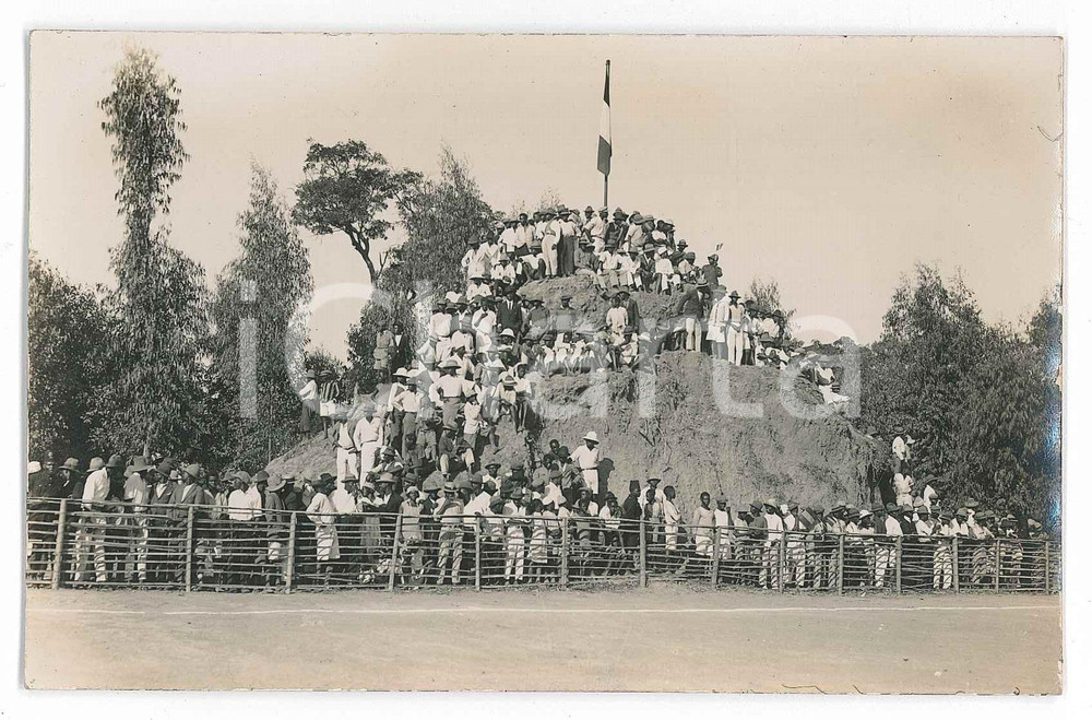 1940 ca CONGO BELGE Foule d'indigènes dans l'attente d'un cortège *Photo 14x9 cm  Fotografia d'epoca, in formato cartolina postale. GOOD/buono difetti di stamp Formato: 14x9 cm originale e autentica 1