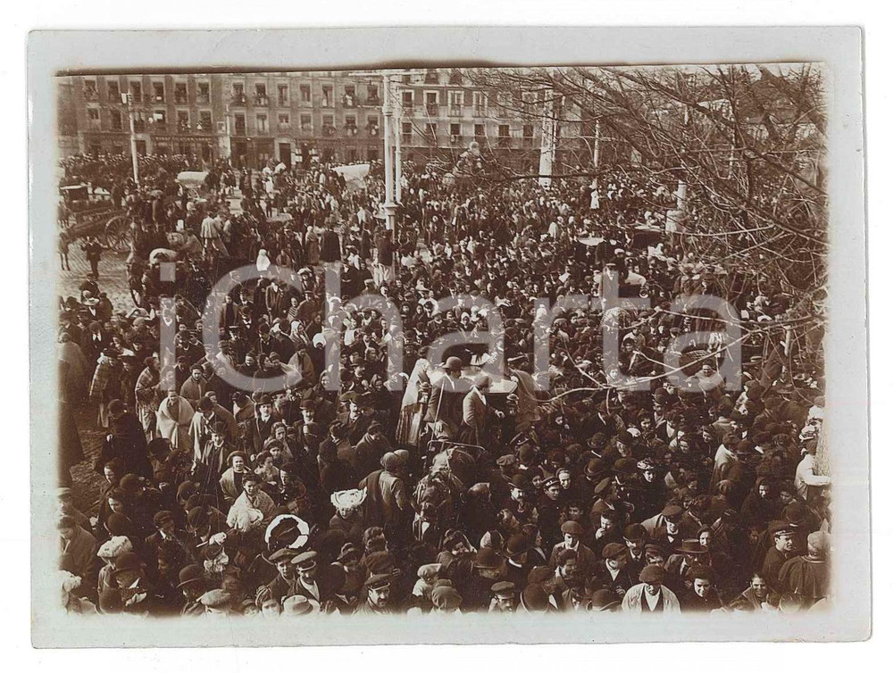 1910 ca FRANCE FOLKLORE Processione - Carrozze - Donne con scialli *Foto 12x9 Fotografia originale d'epoca. GOOD/buono  Formato: 12x9 cm originale e autentica 1
