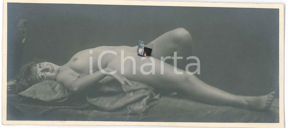 1950 ca VINTAGE EROTIC Nude woman lying down - Photo Raymond VAN DOREN 17x8 cm Fotografia artistica originale, opera di Raymond Van Doren. GOOD/buono  Formato: 17x8 cm originale e autentica 1