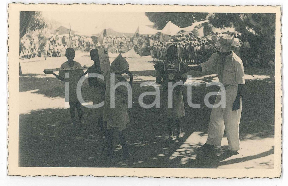 1936 CONGO BELGE Cérémonie - Enfants déclament "Le corbeau et le renard" - Photo  Fotografia d'epoca, in formato cartolina postale, con didascalia manoscritta al verso. GOOD/buono  Formato: 14x9 cm originale e autentica 1