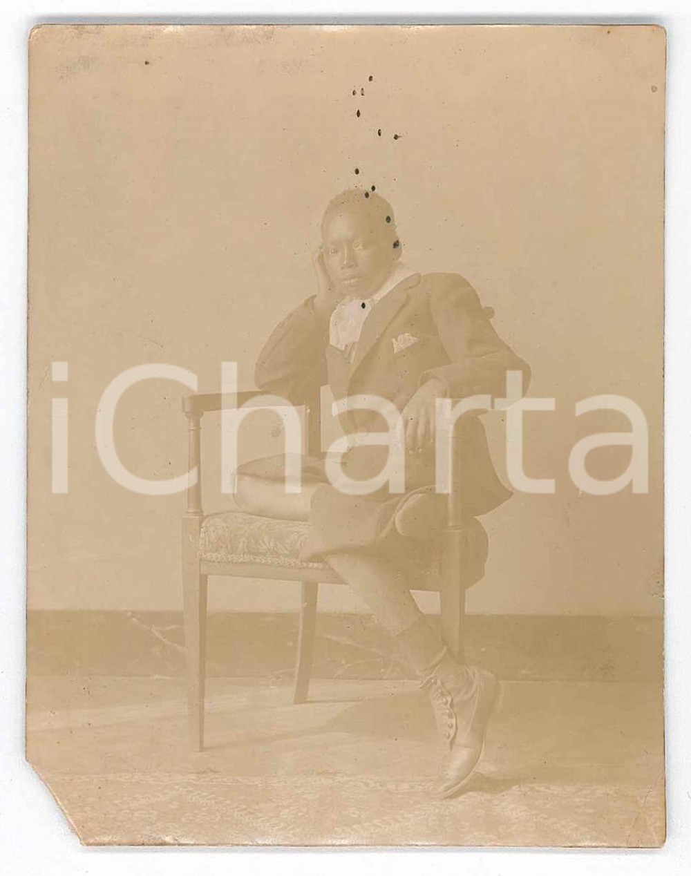 1910 ca AFRIQUE - CONGO BELGE Garçon habillé à l'occidentale - Photo 8x10 cm  Fotografia d'epoca, su carta sottile. FAIR/discreto piccole macchie e mancanza angolare Formato: 8x10 cm originale e autentica 1