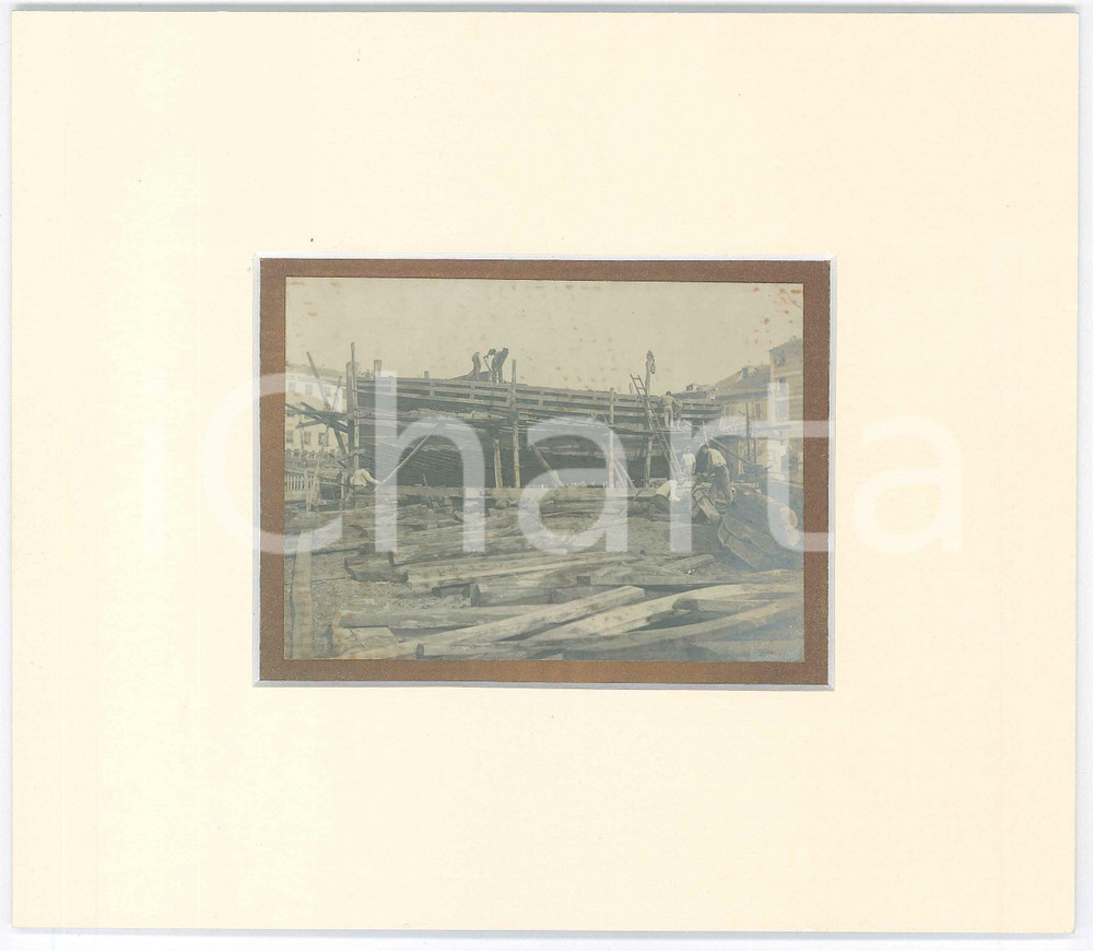 1910 ca GENOVA SESTRI Cantiere con operai al lavoro *Foto con passepartout Fotografia d'epoca, incollata su cartoncino e incorniciata con passepartout in cartoncino pesante. POOR/danneggiato macchie al recto dovute alla colla impiegata Formato: 22x19 cm (cartoncino); 10,5x7,5 cm (fotografia) originale e autentica 1