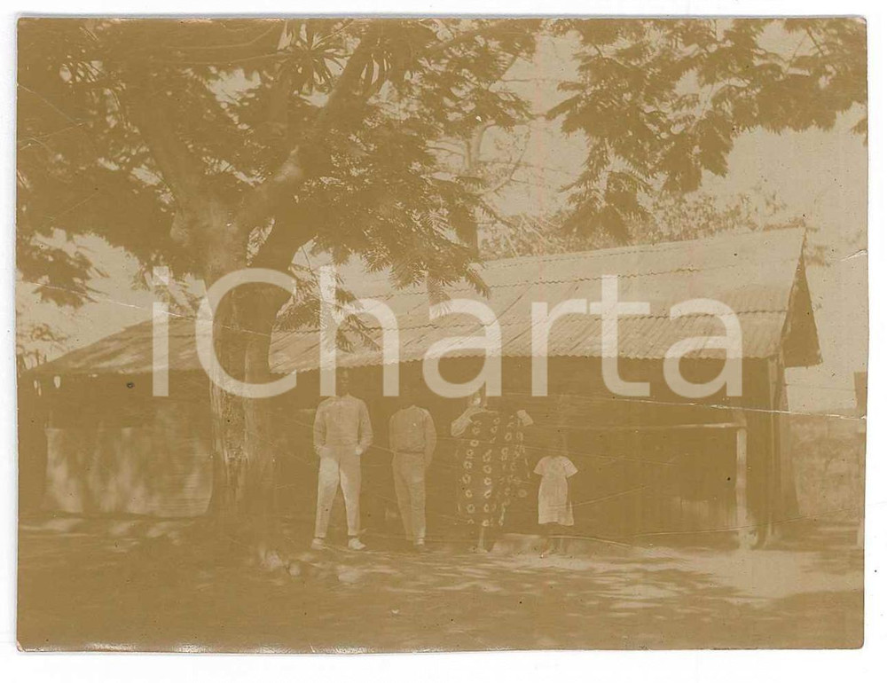 1920 ca CONGO BELGA Colono presso un'abitazione indigena - Foto 10x8 cm  Fotografia originale d'epoca. POOR/danneggiato piegature Formato: 10x8 cm originale e autentica 1