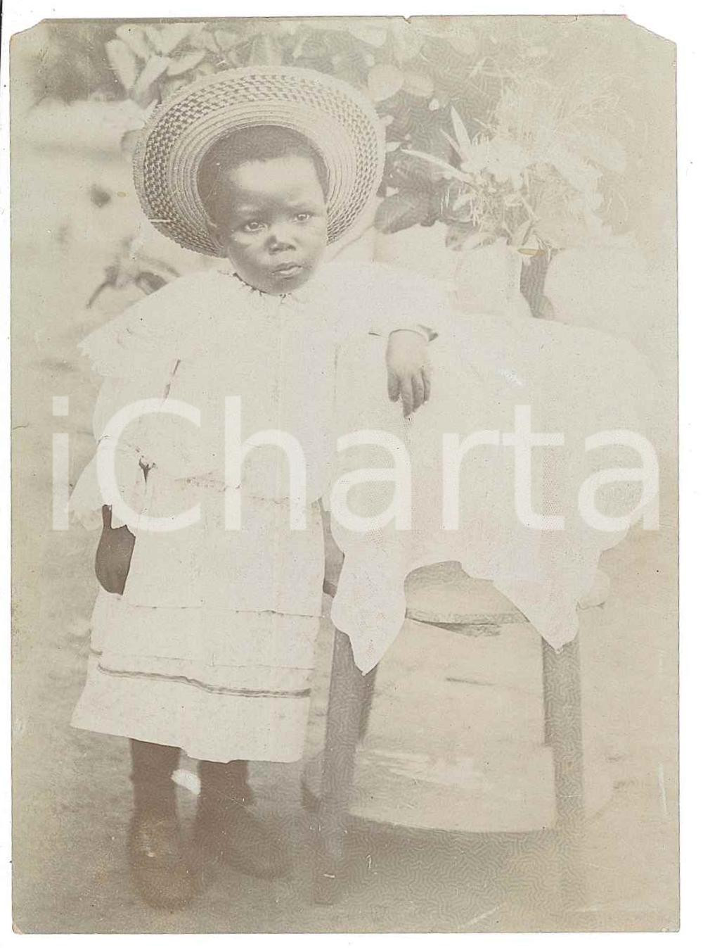1920 ca CONGO BELGA Bambina indigena in abito bianco occidentale - Foto 8x11  Fotografia originale d'epoca. FAIR/discreto minima mancanza angolare Formato: 8x11 cm originale e autentica 1