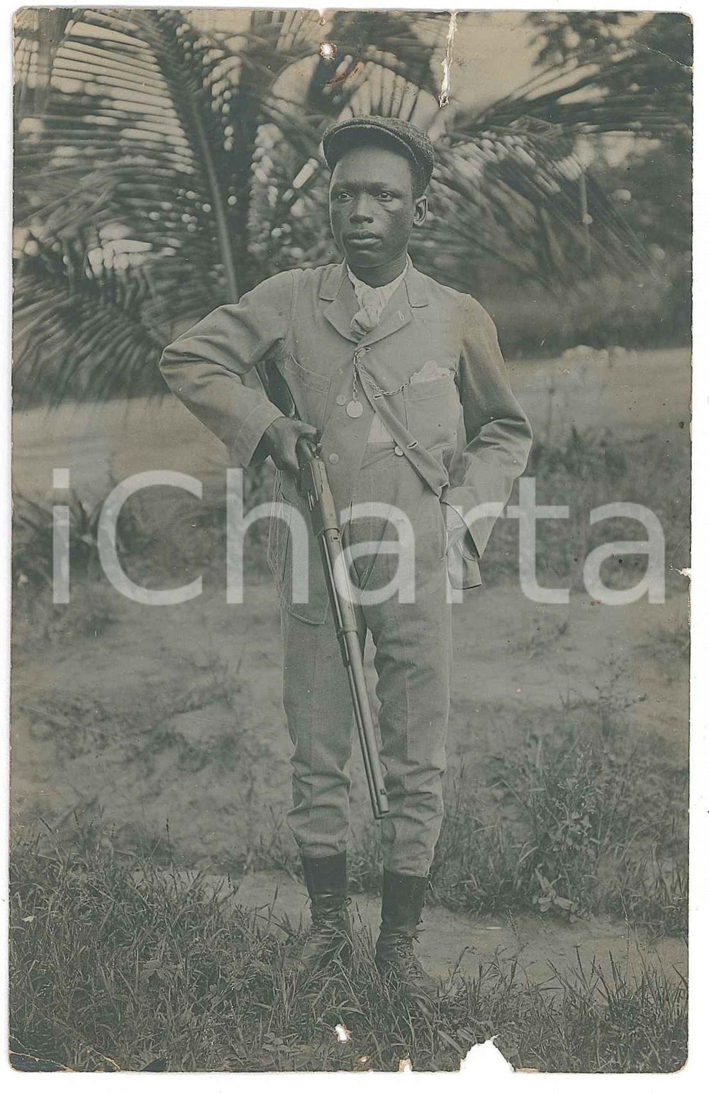 1920 ca CONGO Giovane indigeno vestito da cacciatore - Foto DANNEGGIATA 9x14 cm  Fotografia originale d'epoca. VERY POOR/gravemente danneggiato strappi marginali e piccole mancanze; piegature angolari Formato: 8x10 cm originale e autentica 1