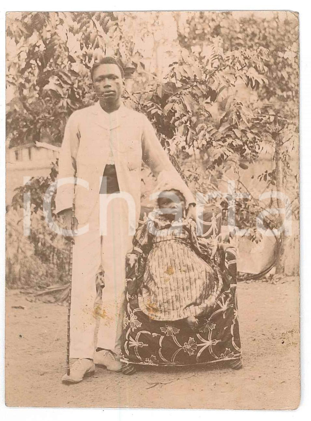 1920 ca CONGO BELGA Notabile indigeno con la figlia bambina - Foto 8x10 cm  Fotografia originale d'epoca. FAIR/discreto lievi piegature marginali e macchie superficiali Formato: 8x10 cm originale e autentica 1