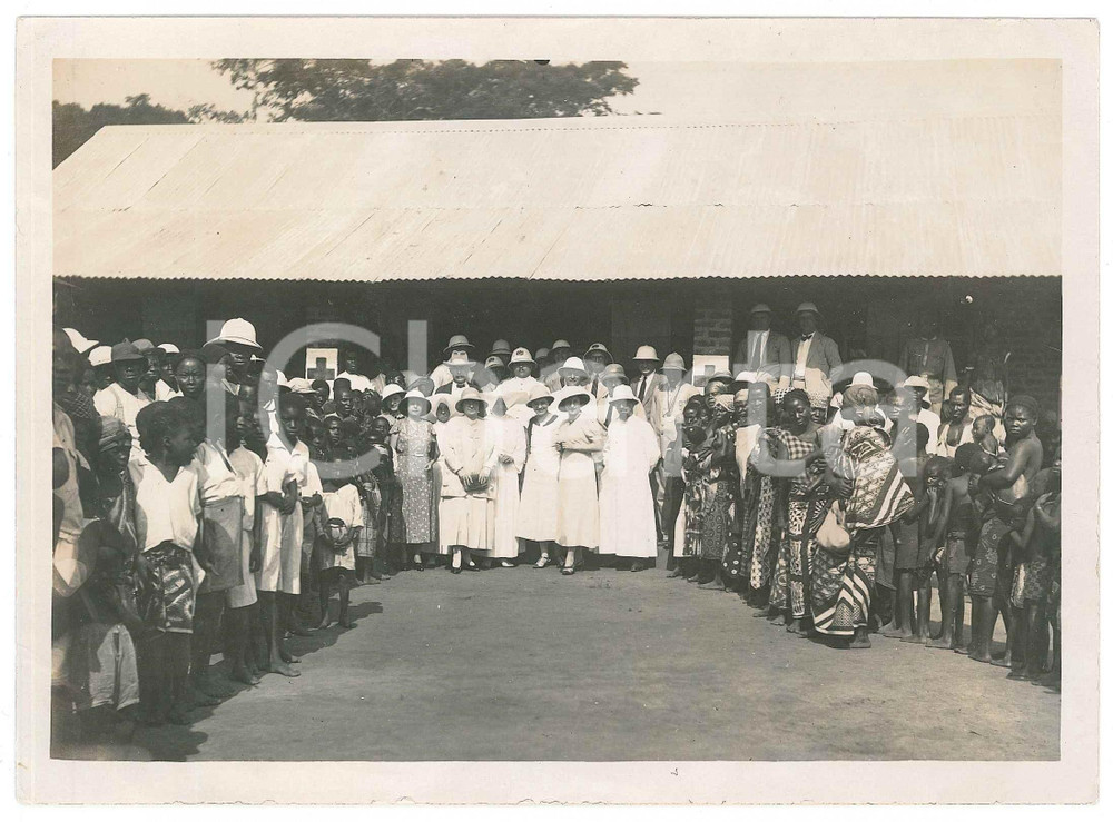 1934 CONGO EQUATEUR TENZELE (?) Inauguration dispensaire CROIX ROUGE *Photo RARE Fotografia d'epoca, con didascalia manoscrita al verso.Sono indicati: P&egrave;re Yans, il dr. Guttman , il commissario generale Jorissen e il procuratore del re.CONDIZIONI: F (piegature marginali)FORMATO: 18x13 cm    originale e autentica 1