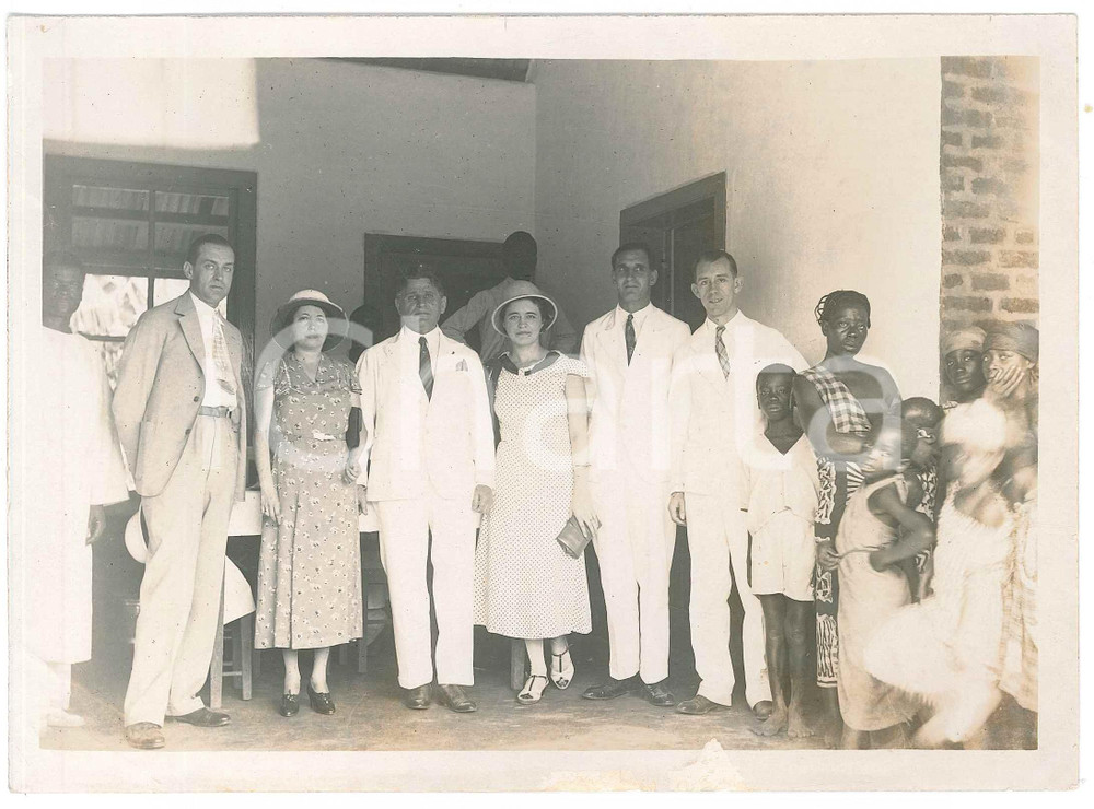 1934 CONGO EQUATEUR TENZELE (?) Nouveau dispensaire CROIX ROUGE *Photo RARE Fotografia d'epoca, con didascalia manoscrita al verso.Sono indicati, tra gli altri, il dr. Guttman e il segretario generale Van Dooren. POOR/danneggiato piegature Formato: 18x13 cm originale e autentica 1