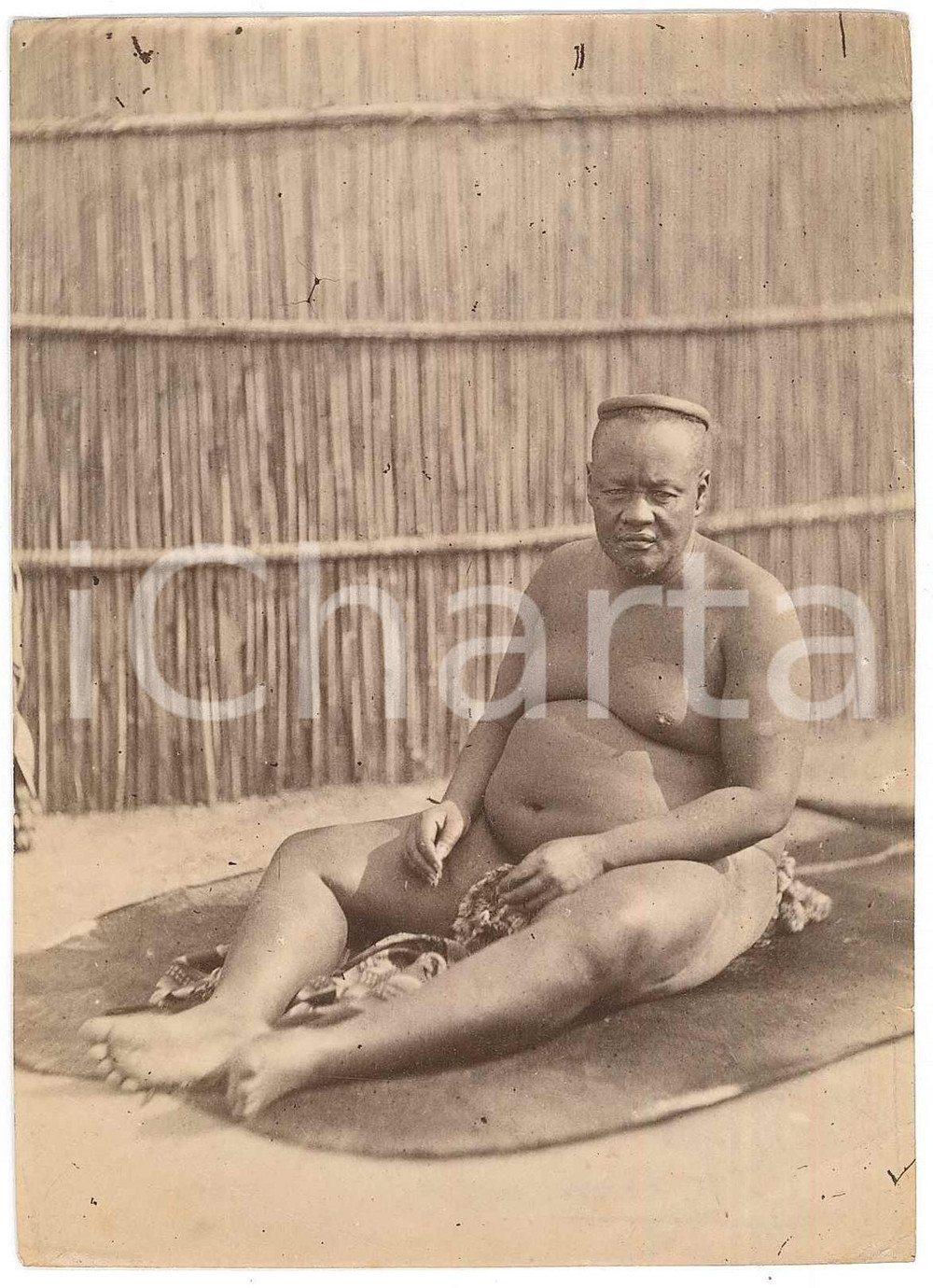 1920 ca CONGO BELGA Ritratto di indigeno seduto- Foto 10x13 cm  Fotografia d'epoca, su carta sottile. GOOD/buono  Formato: 10x13 cm originale e autentica 1