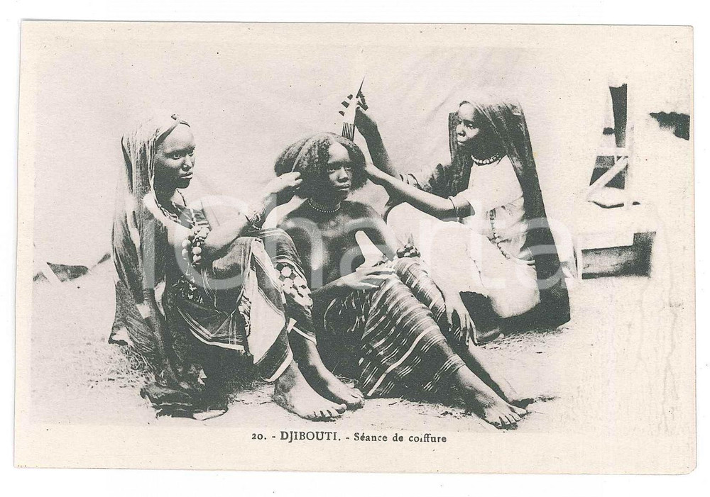1930 ca DJIBOUTI - AFRIQUE Séance de coiffure - Carte postale FP NV  Cartolina d'epoca, non viaggiata. FAIR/discreto Lievi smussature agli angoli Formato: FP originale e autentica 1