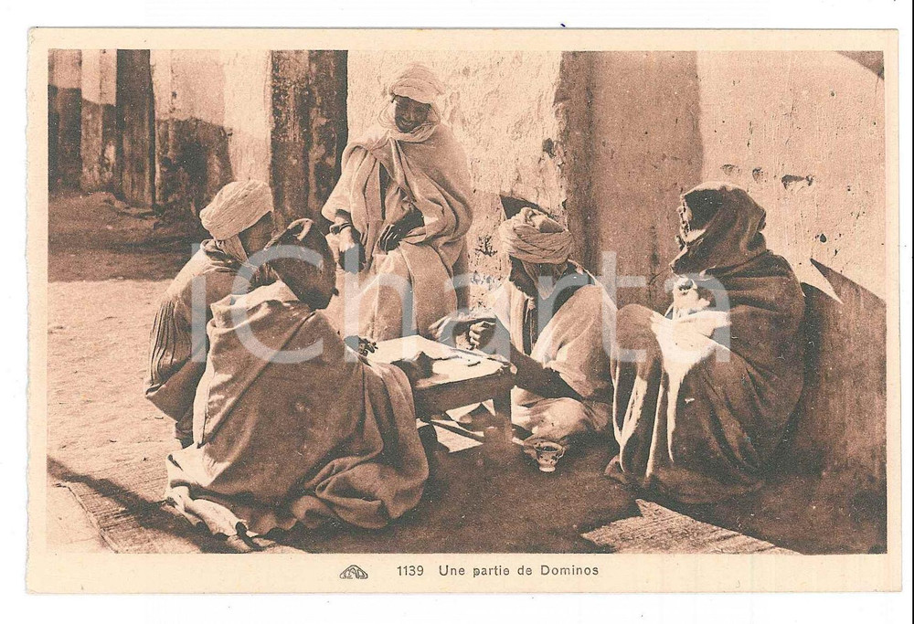 1930 ca AFRIQUE Une partie de dominos - Carte postale FP NV  Cartolina d'epoca, viaggiata. FAIR/discreto Lievi smussature agli angoli Formato: 14x9 originale e autentica 1