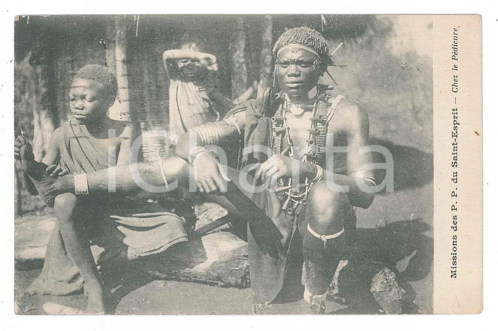 1925 AFRIQUE Missions des P. P. du Saint-Esprit - Chez le pédicure - Postcard FP  Cartolina d'epoca, viaggiata. FAIR/discreto Lievi smussature agli angoli, abrasione all'angolo superiore sinistro Formato: 14x9 originale e autentica 1