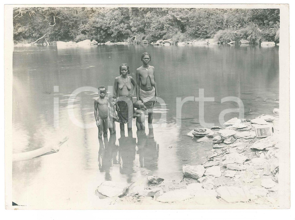 1950 ca CONGO BELGA Donne e bambini in riva a un fiume - Foto ETNICA 18x13 cm Vera fotografia d'epoca. GOOD/buono  Formato: 18x13 cm originale e autentica 1