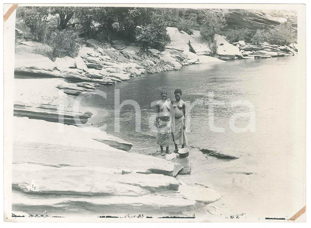 1950 ca BELGIAN CONGO Women by the river - Photo ETHNIC NUDE 18x13 cm Vera fotografia d'epoca. FAIR/discreto residui cartacei agli angoli Formato: 18x13 cm originale e autentica 1
