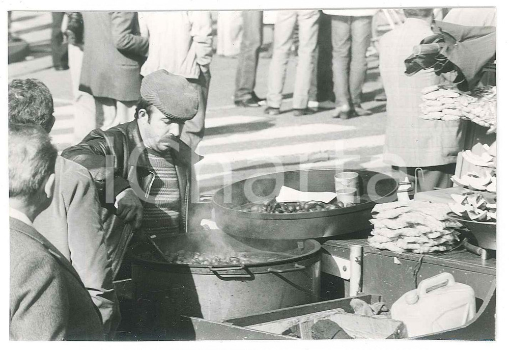 1981 MILANO Piazza Duomo - Sciopero CGIL CISL UIL - Venditore caldarroste *Foto Fotografia originale. GOOD/buono  Formato: 12x8 cm originale e autentica 1