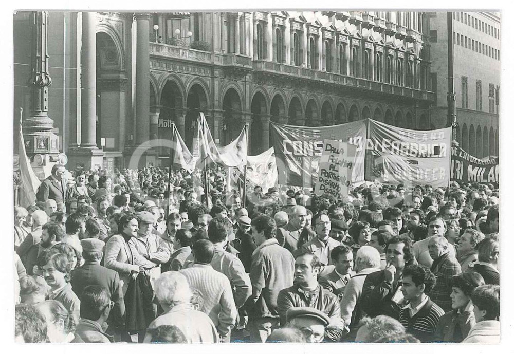 1981 MILANO Piazza Duomo - Sciopero CGIL CISL UIL - Lavoratori *Foto (4) 12x8 cm Fotografia originale. GOOD/buono  Formato: 12x8 cm originale e autentica 1