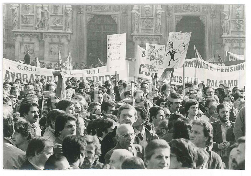 1981 MILANO Piazza Duomo - Sciopero CGIL CISL UIL - Lavoratori *Foto (5) 12x8 Fotografia originale. GOOD/buono  Formato: 12x8 cm originale e autentica 1
