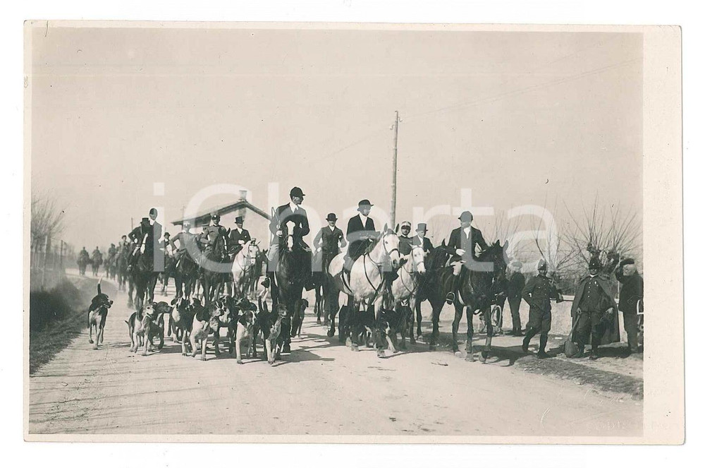 1930 ca CODROIPO (UD) Caccia a cavallo - Militari e fantini - Foto cartolina  Fotografia d'epoca, in formato cartolina postale. GOOD/buono  Formato: 14x9 cm originale e autentica 1