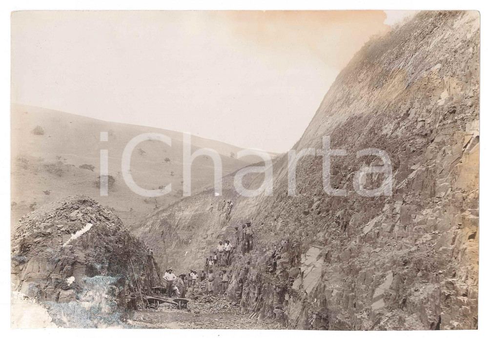 1910 ca SOUTH AFRICA - RAILWAYS - A big cutling on the NATAL CAPE LINE *DAMAGED Rara e pregevole fotografia d'epoca, animata, su carta sottile. VERY POOR/gravemente danneggiato danni da umiditÃ  e residui cartacei al lato inferiore, macchia al lato superiore, lievi increspature e macchia al lato destro Formato: 20x14 cm originale e autentica 1