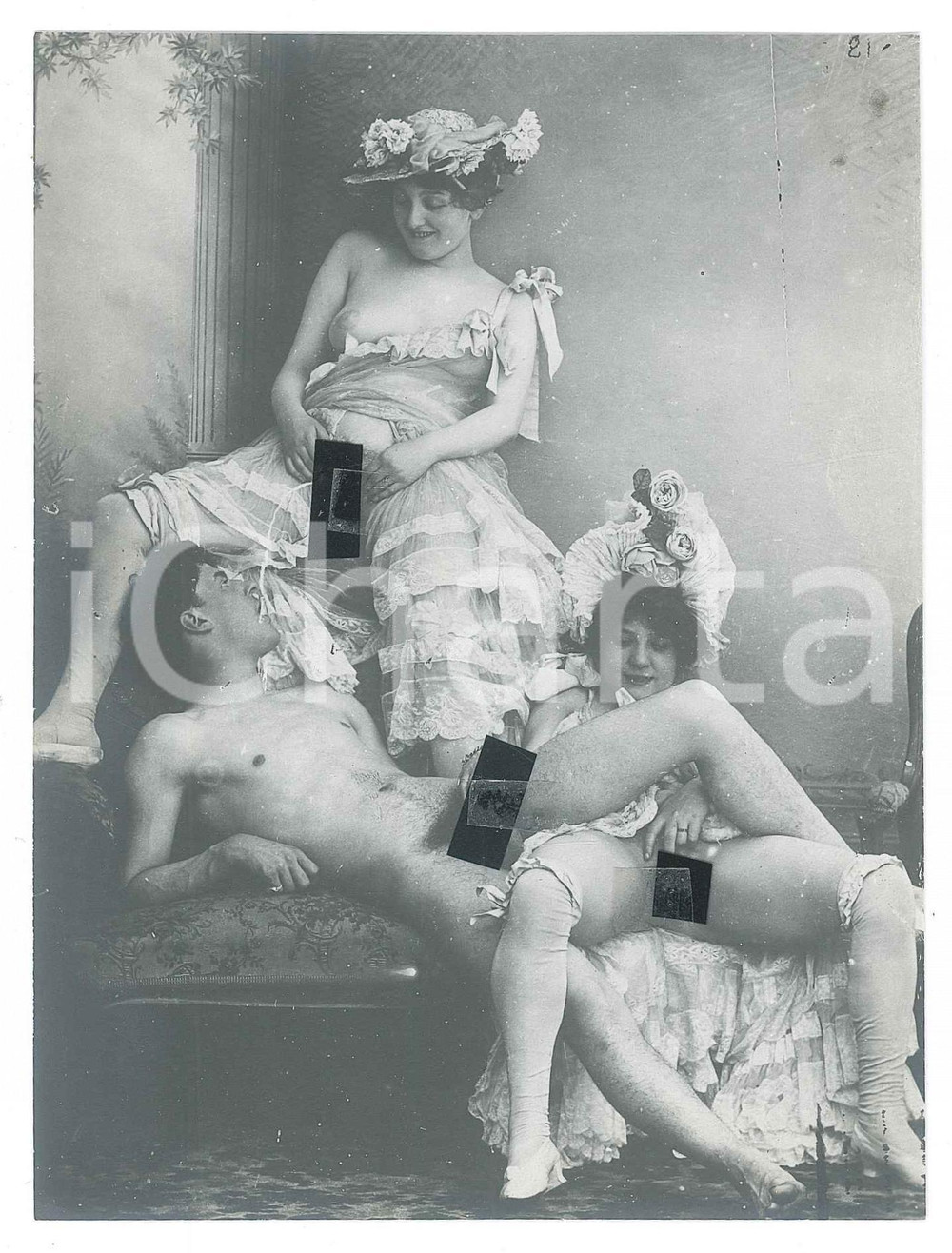 1910 ca VINTAGE EROTIC Threesome - Pee ^RARE PORN Photo 11x15 cm Fotografia originale d'epoca.  GOOD/buono ma lievi difetti di stampa Formato: 11x15 cm originale e autentica 1