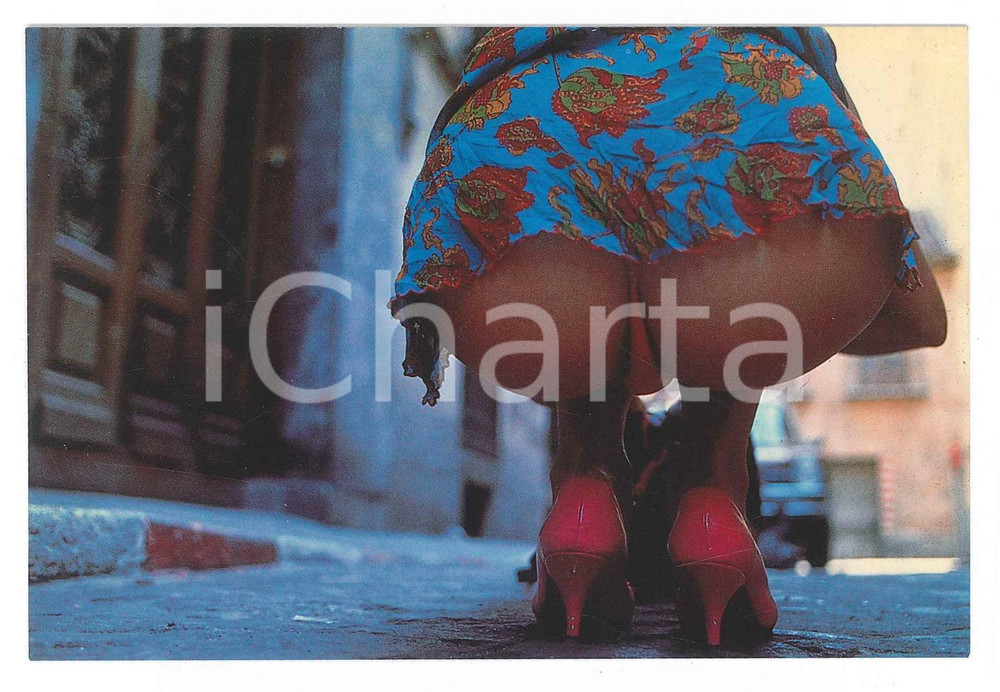 1985 MADRID Calle Quevedo - Girl in high heels by Enrique CANO Postcard EROTICA Cartolina postale non viaggiata. FAIR/discreto Piegatura al margine inferiore Formato: 15x10 originale e autentica 1