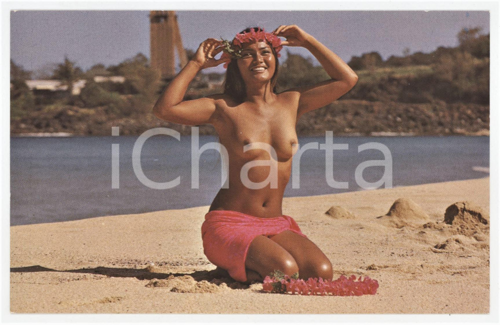 1965 ca HAWAII Lovely maiden on sunny island beach - Nude hawaiaan girl Postcard  Cartolina d'epoca, non viaggiata. FAIR/discreto Lievi smussature agli angoli Formato: 14x8 cm originale e autentica 1