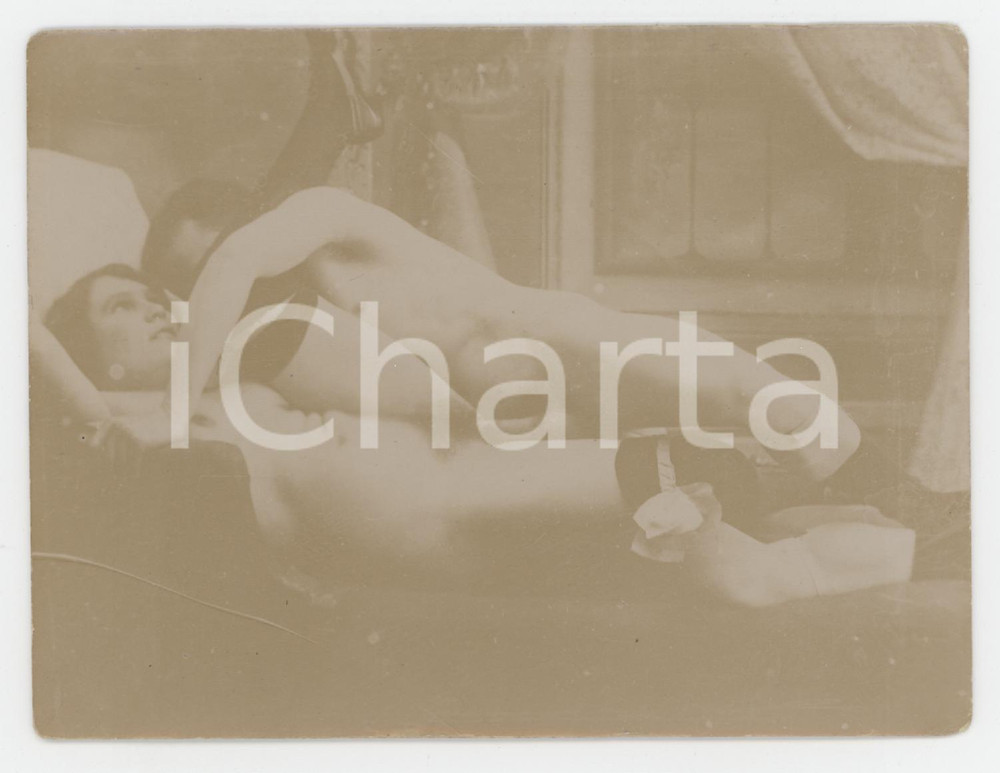 1910 ca VINTAGE EROTIC Couple on a bed PORN Photo lingerie 12x9 cm  Fotografia originale d'epoca.  FAIR/discreto Lievi smussature agli angoli Formato: 12x9 cm originale e autentica 1