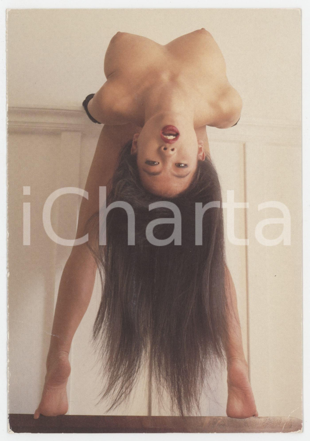 1997 EROTICA - VINTAGE "Balanced perfection" by Eric KROLL Postcard FG NV Cartolina d'epoca. EDITORE: Benedikt Taschen Verlag FAIR/discreto Lievi abrasioni al margine sinistro, piegatura all'angolo inferiore destro Formato: 11x16 cm originale e autentica 1