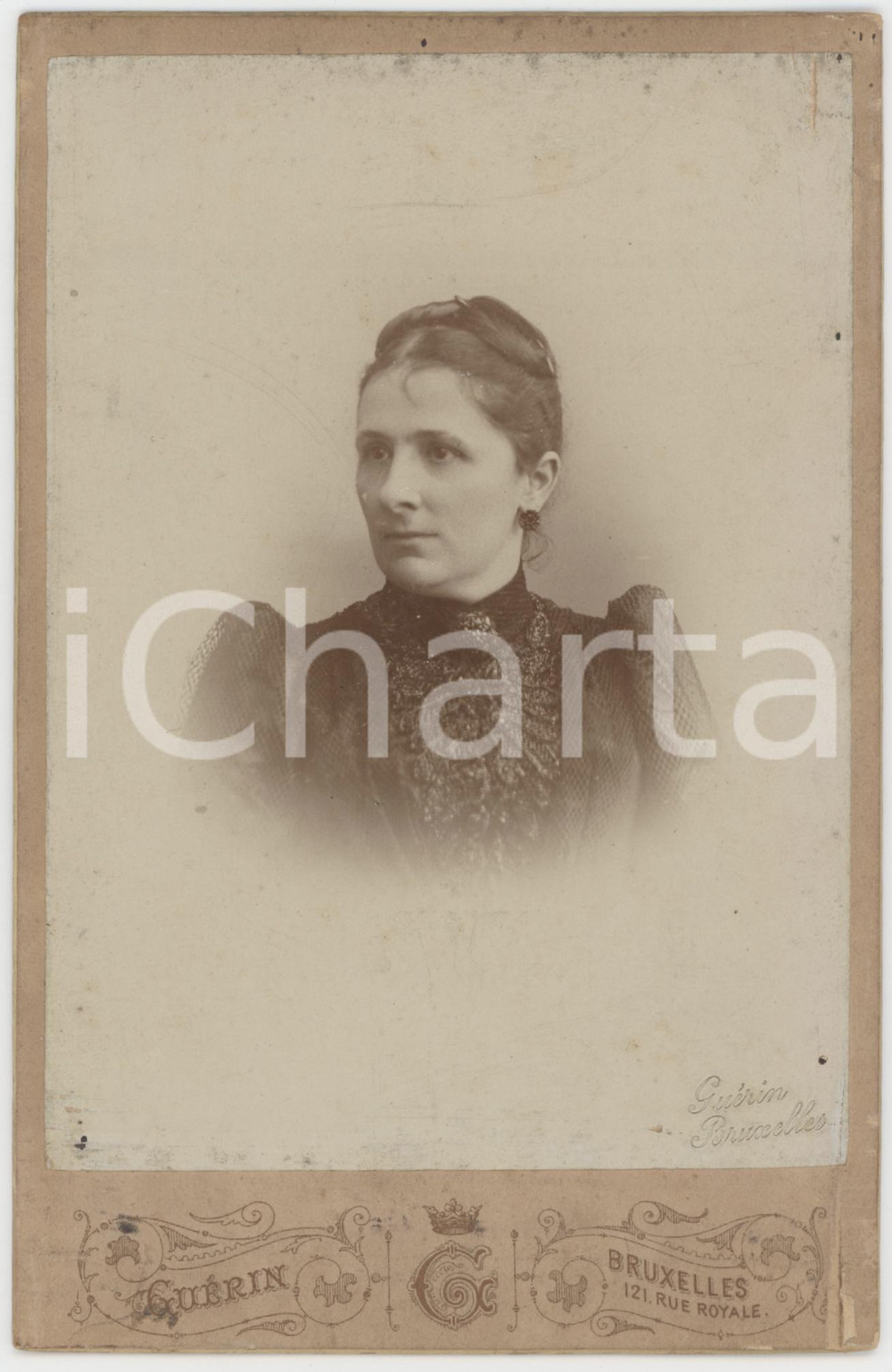 1900 ca BRUXELLES Portrait de femme en robe noire *Photo GUERIN 11x16 cm Fotografia d'epoca, su cartoncino rigido.  FAIR/discreto lievi macchie e graffi superficiali Formato: 11x16 cm originale e autentica 1