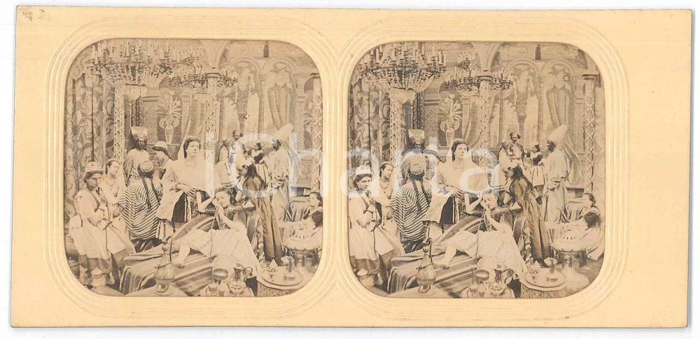 1890 ca COSTUME - Salotto arabo - Donne europee - Foto stereoscopica ANIMATA Fotografia stereoscopica d'epoca, su cartoncino rigido. GOOD/buono  Formato: 18x9 cm originale e autentica 1