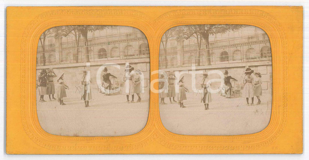1890 ca FRANCIA - COSTUME - Giochi di bambine - Foto stereoscopica Fotografia stereoscopica d'epoca, su cartoncino rigido. GOOD/buono  Formato: 18x9 cm originale e autentica 1