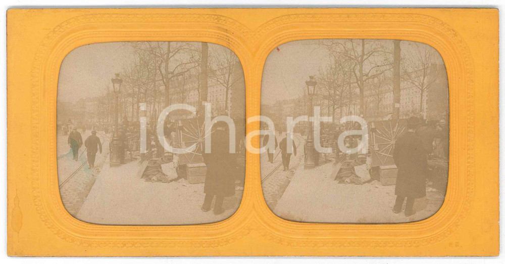 1890 ca FRANCIA - COSTUME - Mercato lungo un viale affollato *Stereoscopica Fotografia stereoscopica d'epoca, su cartoncino rigido. FAIR/discreto lieve macchia di inchiostro Formato: 18x9 cm originale e autentica 1