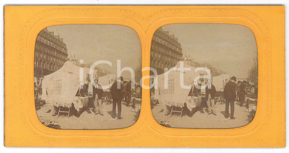 1890 ca FRANCIA - COSTUME - Banchi di pizzi e ricami al mercato *Stereoscopica Fotografia stereoscopica d'epoca, su cartoncino rigido. GOOD/buono  Formato: 18x9 cm originale e autentica 1