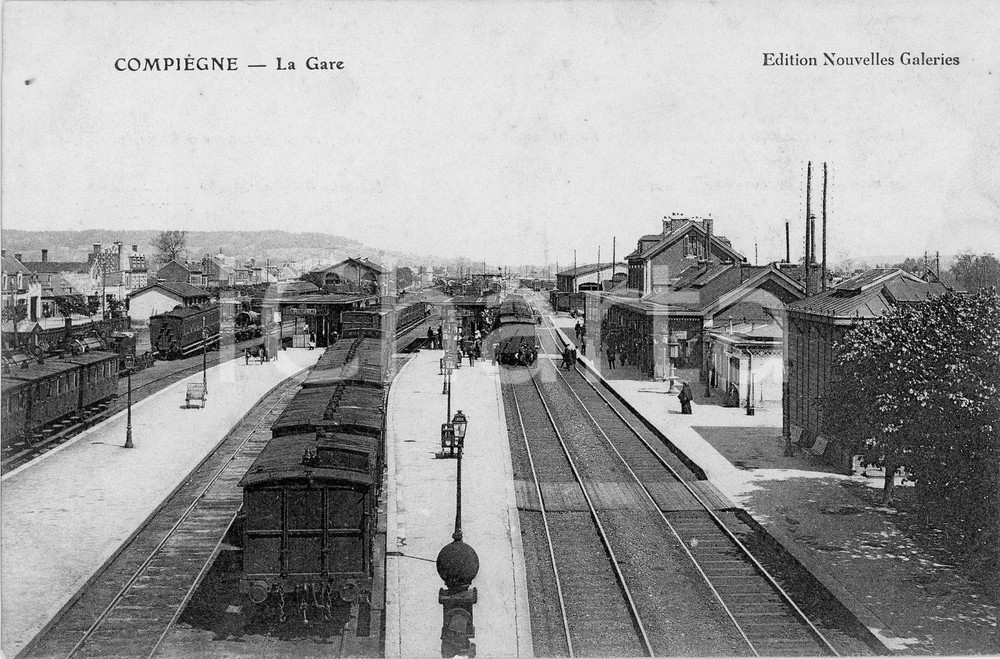 1910 ca  COMPIEGNE - FRANCE La gare - Carte postale FP NV  Cartolina postale d'epoca, non viaggiata. FAIR/discreto Lievi smussature agli angoli Formato: FP originale e autentica 1