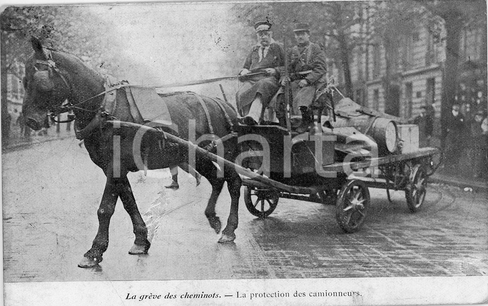 1910 ca FRANCE Grève des cheminots - Protection des camionneurs - Carte postale  Cartolina postale d'epoca, viaggiata. POOR/danneggiato Lievi smussature agli angoli, profonda piegatura all'angolo inferiore sinistro, lievi sbrecciature Formato: FP originale e autentica 1
