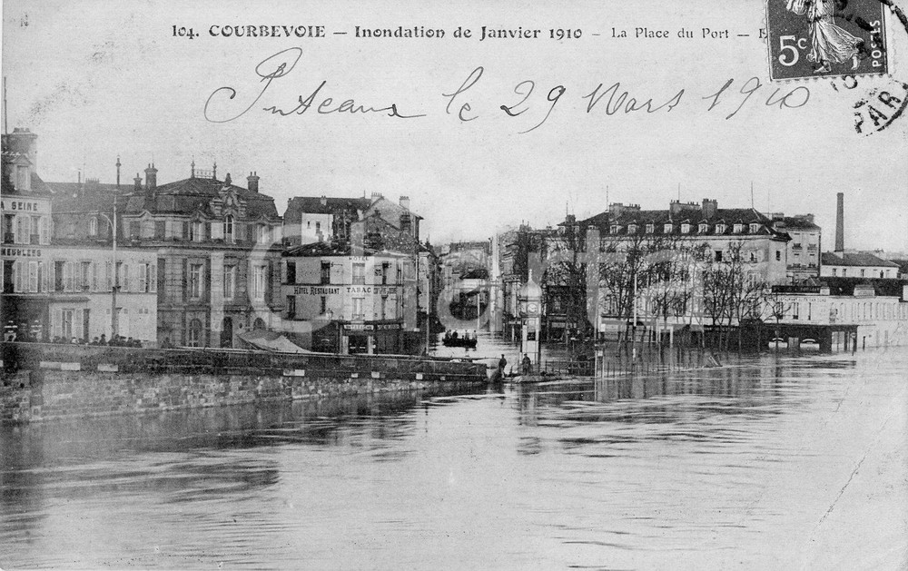 1910 CRUE DE LA SEINE - COURBEVOIE Place du port - Carte postale FP VG  Cartolina postale d'epoca, viaggiata. FAIR/discreto Lievi smussature agli angoli, profonda piegatura all'angolo inferiore destro Formato: FP originale e autentica 1