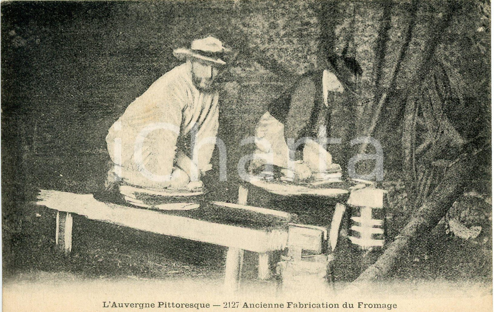 1921 L'AUVERGNE PITTORESQUE Ancienne fabrication du fromage - Carte postale FP  Cartolina postale d'epoca, viaggiata.CONDIZIONI: FAIRFORMATO: FP    originale e autentica 1
