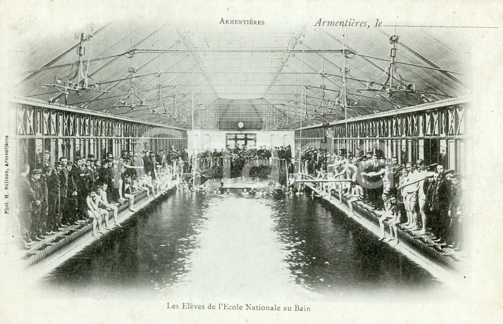 1900 ca ARMENTIERES (FRANCE) Les Elèves de l'Ecole Nationale au bain - Cartolina  Cartolina postale d'epoca, viaggiata.CONDIZIONI: GFORMATO: FP    originale e autentica 1