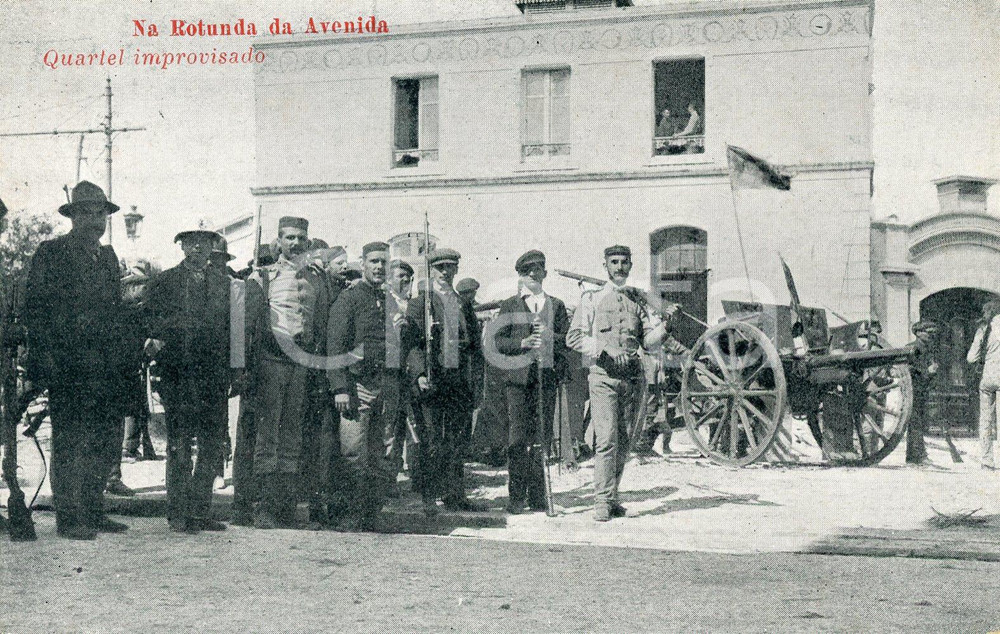 1910 PRIMEIRA REPUBLICA PORTUGUESA Quartel improvisado - Cartolina ANIMATA FP NV  Cartolina postale d'epoca, non viaggiata.CONDIZIONI: FAIRFORMATO: FP    originale e autentica 1