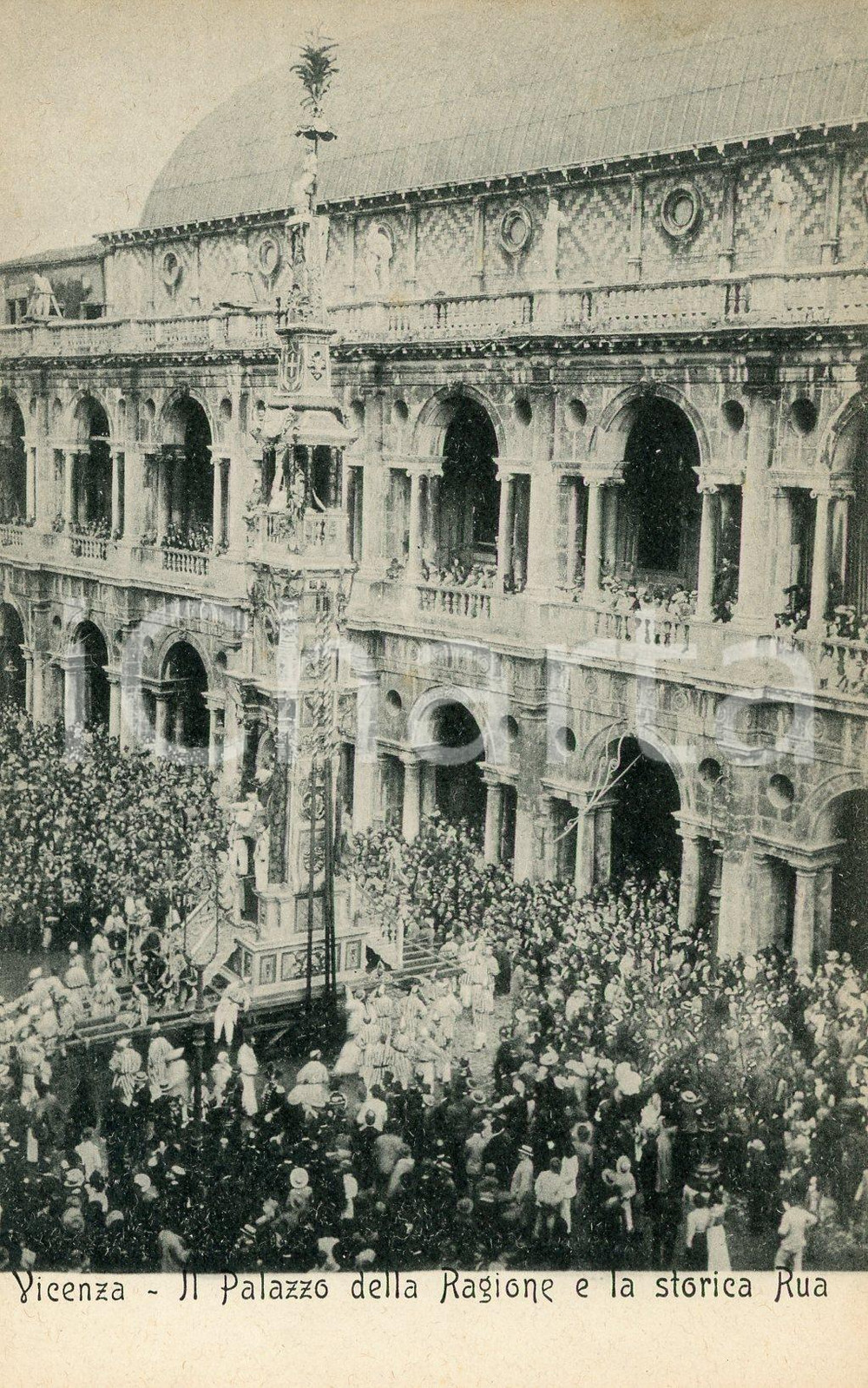 1900 ca VICENZA Palazzo della Ragione e la storica Rua - Cartolina ANIMATA FP NV  Cartolina postale d'epoca, non viaggiata.CONDIZIONI: POOR (abrasione al verso)FORMATO: FP    originale e autentica 1